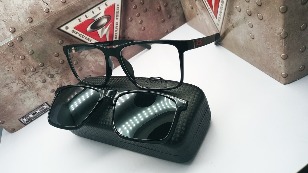 MONTURA CON SOBREPUESTO OAKLEY 